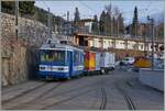 Als schöne Farb-Variante zur sonst üblichen TPC Farbgebung steht der BVB Be 2/3 16 mit zwei Güterwagen in Villars s/O.