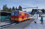In Bouquetin erreicht die BVB HGe 4/4 32 mit ihrem  Panorama -Zug, der als R74 872 von Villars-sur-Ollon unterwegs ist, den Bahnhof von Bouquetins.