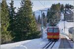 Aus dem Bergwärts fahrenden Zug gesehen und fotografiert: BVB HGe 4/4 32 verlässt mit ihrem  Panorama -Zug nach der Kreuzung Bouquetin in Richtung Villars s/O.