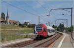 Der TPF RABe 527 195 fährt durch die Haltestelle Neyruz.
