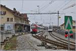Kurz vor der Schliessung des  alten  Bahnhofs von Châtel St-Denis stehen dort zweie TPF SURF Züge wobei der Zug am Bahnsteig 1 in Kürze nach Montbovon fahren wird.