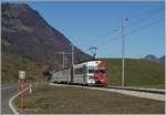 Der TPF Be 4/4 121 schiebt bei Lessoc seine Regionalzug, bestehend aus dem B 207, B 209 und dem Abt 221 in Richtung Bulle.