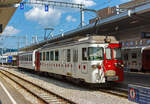 Der tpf - La Gruyère Meterspurtriebwagen BDe 4/4 – 142 „Semsales“ mit dem Steuerwagen Bt 252 stehen am 28.05.2012 im Bahnhof Bulle zur Abfahrt nach Broc bereit.