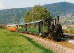 WB: Der Dampfbetrieb auf dem Waldenburgerli ist stark gef�hrdet. Weil die Originalpersonenwagen aus den 1930er Jahren, die f�r den letztj�hrigen Betrieb notsaniert worden waren, f�r 1,5 bis 2 Millionen Franken vollst�ndig �berholt werden m�ssen, verkehren im Jahre 2015 keine Dampfz�ge im Waldenburgertal zwischen Waldenburg und Liestal. Auch die ferne Zukunft des Dampfbetriebes ist ungewiss. Spricht sich n�mlich das Parlament des Kantons Baselland f�r die Verbreiterung der Spur auf 100 Zentimeter aus, hat die  GEDEON THOMMEN , 1902 mit ihrer Spurweite von 75 Zentimeter (schm�lste Spurweite der Schweiz) f�r immer ausgedampft. Dampfsonderzug in Altmarkt im Jahre 1980.
Foto: Walter Ruetsch 