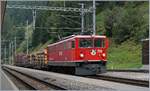 Die RhB Ge 6/6 II 706 mit einem Güterzug Richtung Samedan beim Kreuzungshalt in Bergün Bravuogn.
