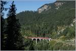 Der RhB Albula Schnellzug mit einer Ge 4/4 III erreicht in Kürze den Landwasser Viadukt und dann Filisur.