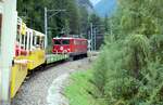 RhB Ge 6/6 II Nr.704 mit dem Railriderzug auf der Albula-Strecke am 03.10.2006.