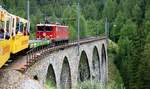 RhB Ge 6/6 II Nr.704 mit dem Railriderzug auf der Albula-Strecke am 03.10.2006.