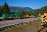 Die RhB Tm 2/2 119 (eine Sch�ma CFL 250 DA) steht am 06.09.2021 beim Bahnhof Surava mit einem G�terzug abgestellt, vor der Lok der RhB Sl 7760 ACTS-Tragwagen mit 2 ACTS-Container.