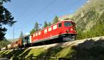RhB Ge 6/6 II Nr.707 mit gemischtem Güterzug in Bever am 19.08.2009.