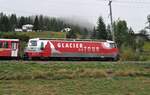 RhB Ge 4/4 III Nr.651 mit Werbung Glacier Express bei Bergün am 29.08.2009.