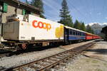 RhB Reisezug mit Gourmino Speisewagen und angeh�ngtem K�hlcontainer von Coop in Spinas am 19.08.2009.