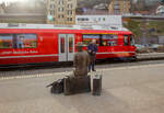 Herbert und die „wartende Reisende von Thusis“ vom Bildhauer Robert Indermaur am 21.03.2023 im Bahnhof Thusis, wo die Albulabahn beginnt.

Im Hintergrund der RhB ABe 8/12 «Allegra» Zweispannungs-Triebzug (ZTZ) 3104 „Dario Cologna“.