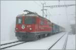 F�r all jene, die nicht nicht genug vom farblosen Winter haben: RhB Ge 4/4 621 mit einem Regionalzug nach Arosa bei Halt in Peist.