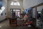 Winterlich geschm�ckt ist im Empfangsgeb�ude vom RhB Bahnhof St.