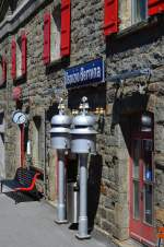 Wie zwei Zinnsoldaten stehen die Abl�utewerke vor dem Stationsgeb�ude Ospizio Bernina am 11.08.2012 um 13:36 Uhr.