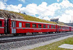 Der 4-achsige 2.Klasse Personenwagen mit Gep�ckabteil RhB BD 2473, ein verk�rzter Einheitswagen II (EW II bzw.