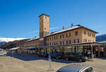 Der RhB Bahnhof St. Moritz blick von der Vorplatzseite mit dem Empfangsgeb�ude und links dem G�terschuppen am 20 Februar 2017. 

Der Bahnhof St. Moritz ist der Bahnhof des Kurortes St. Moritz im Oberengadin im Kanton Graub�nden. St. Moritz ist nach dem heiligen Mauritius benannt, der auch im Wappen abgebildet ist. Er ist aber auch hier an den Uhrenturm abgebildet. Der Bahnhof wird von der Rh�tischen Bahn (RhB) betrieben und liegt auf 1.775 m �ber Meer am nordwestlichen Hang des Tales unmittelbar oberhalb des St. Moritzersees beim Ausfluss des Inn. Er ist Endbahnhof der Albulabahn und der Berninabahn. Da diese mit unterschiedlichen Stromsystemen betrieben werden, ist er zugleich ein Systemwechselbahnhof.

Hinten links sieht man auch die Standseilbahn Muottas-Muragl-Bahn (MMB). Die Standseilbahn f�hrt von Punt Muragl (1.739 m �. M.) zwischen Samedan und Pontresina, auf den Muottas Muragl (2.448 m �. M.). Die Bahn hat eine Streckenl�nge von 2.199 m und �berwindet eine H�hendifferenz  von 709 m. Sie ist die �lteste Bergbahn im Engadin und feierte 2007 ihr 100-j�hriges Bestehen.

Der Bahnhof St. Moritz:
Der Bahnhof wurde als Durchgangsbahnhof gebaut, da anf�nglich eine Verl�ngerung der Strecke Richtung Maloja geplant war. So f�hrte ein Gleis von der Westseite des Bahnhofs zun�chst �ber eine Br�cke und anschlie�end fast in den Hang hinein. An dieser Stelle war das Portal eines Tunnels geplant, der das Ortszentrum von St. Moritz unterfahren sollte.

Im Hinblick auf die Skiweltmeisterschaften 2017 in St. Moritz wurde der Bahnhof zwischen 2014 und 2017 zu einem Kopfbahnhof mit schienenfreien Zug�ngen und einem Querperron ausgebaut. Die drei neuen, �berdachten Perrons (Bahnsteige) an f�nf Personengleisen sind behindertengerecht gestaltet. Wobei die alte Gestaltung mir pers�nlich besser gefiel. Das Bahnhofgeb�ude blieb unver�ndert, w�hrend der Bahnhofplatz mit einem Busterminal neu konzipiert wurde. Der G�terschuppen wird f�r bahneigene Nutzung verwendet. F�r die diversen neuen Abstellgleise musste die RhB eine 250m lange St�tzmauer entlang der Kantonsstra�e erstellen lassen.

Baulich:
Das stattliche Aufnahmegeb�ude liegt auf der Bergseite der Gleisanlagen und besitzt einen Hausbahnsteig. Dazu existieren ein Mittelbahnsteig f�r die Z�ge des RhB-Stammnetzes und ein weiterer f�r die Z�ge der Berninabahn. �stlich des Empfangsgeb�udes steht der G�terschuppen mit Rampe (hier links im Bild), eine weitere offene Verladerampe liegt im �stlichen Bahnhofsteil zwischen den beiden Streckenausfahrten. Daneben sind umfangreiche Abstellanlagen vorhanden.

Die Berninabahn f�hrt unmittelbar nach dem Bahnhof �ber die Innbr�cke und kurz darauf in den 689 m langen Charnad�ra-Tunnel II. Unter der Bahnbr�cke f�hrt eine Stra�enbr�cke in einem anderen, sich kreuzenden Winkel �ber den Inn. Die Albulabahn f�hrt gleich nach dem Bahnhof in den 114 m langen Argenteri-Tunnel und kurz darauf durch den 448 m langen Charnad�ra-Tunnel I.

Das Empfangsgeb�ude wurde 1927 gebaut und ersetzte das erste Empfangsgeb�ude.

Betrieblich:
Der Bahnhof ist betrieblich zweigeteilt, da die beiden Strecken mit unterschiedlichen Stromsystemen betrieben werden. So ist die zum RhB-Stammnetz (StN) geh�rende Albulabahn mit 11 kV 16⅔ Hz Wechselstrom, die Berninabahn (BB) dagegen mit 1 kV Gleichstrom elektrifiziert. F�r Rangierman�ver waren aus diesem Grund 2017 noch dieselbetriebene Rangierfahrzeuge (z.B. RhB Tm 2/2) stationiert.

Der Fahrplan besteht aus einem st�ndlichen InterRegio �ber die Albulabahn nach Chur und einem st�ndlichen Regio nach Pontresina, der meistens nach Tirano weiterf�hrt. Der InterRegio hat in Samedan Anschluss an die Z�ge ins Unterengadin. Zus�tzlich verkehren RegioExpress nach Zernez (– Vereinatunnel –) Klosters – Landquart. Der Bahnhof ist der offizielle Start- und Endpunkt des Glacier-Expresses. Aber auch die Triebwagen, die den Bernina-Express f�hren, starten und enden hier, w�hrend die Panoramawagen von und nach Chur beziehungsweise Davos von einem Zweistrom-Triebzug des Typs ABe 8/12 �Allegra� gezogen werden und direkt nach Pontresina fahren.