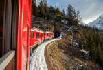 Geführt RhB ABe 4/4 III Bernina-Triebwagen 54  Hakone / 箱根町  und 53  Tirano  fährt unser RhB Bernina-Regio von Tirano nach St. Moritz am 20 Februar 2017 vom Puschlav (Val Poschiavo) hinauf in Richtung Cavaglia 1.692 m ü. M. (bzw. Alp Grüm  und  Ospizio Bernina).

Hier fahren wir gleich in den 46 m langen Puntaltotunnel (bei km 33,787) ein.