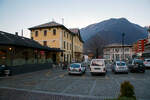Links der das Empfangsgeb�ude vom FS Bahnhof Tirano an der normalspurigen Bahnstrecke Sondrio–Tirano (RFI 26 / Kursbuchstrecke 180) der Ferrovie dello Stato (FS) hinten rechts der RhB Bahnhof