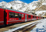 Detailbild von dem RhB ALLEGRA-Zweispannungstriebzug RhB ABe 8/12 3515  Alois Carigiet   mit 4 angehangenen Personenwagen, als RhB Regio nach Tirano hat am 20 Februar 2017 im Bahnhof Alp Gr�m (2.091 m