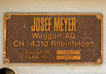 Fabrikschild Josef Meyer Waggon AG in Rheinfelden (CH), von dem vierachsigen Drehgestell-Tiefbett-Flachwagen als Dienstgüterwagen MOB X 775 der Montreux-Berner Oberland-Bahn, ex RhB Sbk-v 7705,