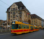 Der BLT (Baselland Transport AG) Triebwagen Be 4/8 251 gekuppelt mit Be 4/6 231 f�hrt am 29.12.2017, als Linie 17 (Ettingen Bahnhof – Schiffl�nde), �ber die Mittlere Br�cke in Basel.