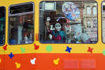 BLT-Fasnachtsdrämmli in Basel.
Die Basler Fasnacht 2021, die  drey scheenste Dägg  war auch 2021 anders als sonst. Infolge der Covid-19-Pandemie wurden wie schon im Vorjahr der Morgenstreich, die Laternenausstellung, die Kinderfasnacht, das Guggenkonzert, der Cortège sowie der Endstreich abgesagt. Dadurch war bei den echten Fasnächtlern eine Traurigkeit spürbar. Dank dem BLT-Fasnachtsdrämmli musste wenigstens an allen drei Tagen nicht ganz auf die Fasnacht verzichtet werden. Eingefangen wurden diese Impressionen am 24. Februar 2021.
Foto: Walter Ruetsch