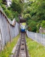   Standseilbahn Rigiblick im Quartier Oberstrass der Stadt Z�rich am 06.06.2015, der Wagen 2 kommt zur Talstation herab.