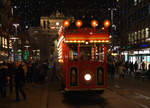 VBZ: Mit der Weihnachtsstrassenbahn  M�rlitram  in Z�rich unterwegs am 15.