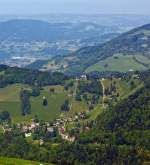 Blick auf die Les Avants–Sonloup (LAS) am 26.05.2012 bei der Bergabfahrt vom Rochers-de-Naye. Die Standseilbahn wurde 1910 er�ffnet, hat eine Streckenl�nge von 530 Metern dabei �berwindet sie eine H�hendifferenz von 180 Metern. Die Talstation Les Avants liegt in unmittelbarer N�he des 1901 er�ffneten gleichnamigen Bahnhof der Montreux-Berner Oberland-Bahn. Die Bahn geh�rt auch zur Goldenpass Gruppe.