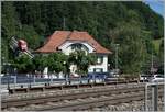 Die Niesen-Bahn erreicht die Talstation.