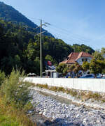 Der Wagen 2 der Niesenbahn (NB) f�hrt am 08 September 2021 von der Talstation in M�lenen hinauf zur Zwischenstation Schwandegg, von wo es dann in der zeiten Sektion weiter hinauf auf den 2362 m hohen Niesen geht. 

Ich stehe an der Suld die hier in die Kander m�ndet.
