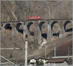 Nicht nur Kraftpakete mit langen Z�gen kann man am Gotthard sehen, sondern auch einzelne Loks, wie hier ein Re 4/4 II auf der Bergfahrt auf dem Pianotondo-Viadukt am 3.