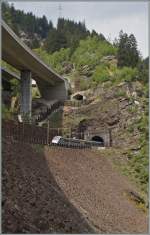 Auf eine der gewaltigen Steinsatz-Dàmme führt das Trasse den ETR 470 Richtung Süden.