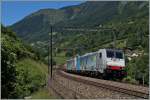 Zwei BLS 186 Loks mit einem G�terzug kurz vor Rodi Fiesso.