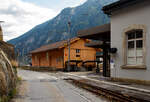 Der Güterboden / Güterschuppen vom Bahnhof Göschenen (Kanton Uri) mit beidseitigem Gleisanschluss zum einen von dieser Seite an die meterspurige Schöllenenbahn