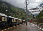 Gezogen von einer SBB Re 8/8 (Doppeltraktion der Re 4/4 11194 und der Re 4/4 11156) verl�sst der VSOE - Venice Simplon-Orient-Express von Amsterdam �ber Br�ssel und Paris nach Venedig am 02 August 2019, leider bei Regen, den Bahnhof G�schenen. Hier f�hrt er nicht, wie es im Namen steht, durch den Simplon, sondern �ber den Gotthard. Der „K�nig der Z�ge“ der Orient-Express, bestand aus einem Zug mit 18 Wagen, es waren modernisierte historische ehemalige CIWL-Wagen. Ob es auch einen „Mord im Orient-Express“ gab? Das kann ich nicht sagen, hatte aber geh�rt das man wohl einen im Zug nachspielte.

�brigens, rechtshinten kommt gerade der meterspurige Elektrische Zahnradgep�cktriebwagen MGB Deh 4 /4 II - 93 „Oberwald“, ex FO Deh 4/4 II – 93, mit seinem Sch�llenenbahn Regionalzug von Andermatt nach G�schen hinab. Allein dieser w�re f�r mich schon Bilder wert, aber hier habe ich doch lieber das Augenmerk auf den „K�nig“ gehalten😉

Hier im Bild der VSOE (Pullman) Barwagen Nr. 3674, Voiture-Bar / Carrozza-Bar N� 3674 (F- VSOE 61 87 09-70 674-0 [P]), ex SNCF WR 51 87 88-40 544-8, ex CIWL N� 3674, im Zugverbund vom Venice Simplon-Orient-Express.

Der Barwagen wurde 1931 von EIC - Entreprises industrielles des Charentes in Aytr� (F) (EIC, heute zu Alstom geh�rend) gebaut und an die CIWL (Compagnie Internationale des Wagons-Lits) geliefert die ihn als Nr. 3674 bezeichnete, damals war es kein Pullman-Wagen. 

Seine Geschichte umfasst den Inlandsverkehr in Frankreich w�hrend der deutschen Besatzung im 2. Weltkrieg. nach dem Krieg den Sud-Express (S�d-Express) von Paris (Gare d’Austerlitz) �ber Orleans-Les Aubrais, Bordeaux (Saint-Jean), Bayonne und Biarritz nach Irun. Irun ist eine spanische Stadt nahe der spanisch-franz�sischen Grenze. Ab Irun ging es dann nur breitspurig oder meterspurig weiter. Er lief als WR 51 87 88-40 544-8 der SNCF. 

Ende der 1970er-Jahre wurde er an die VSOE verkauft. Die VSOE lie� den urspr�nglichen Speisewagen durch die Bremer Waggonbau GmbH (ehem. Hansa Waggonbau) 1982 zum Barwagen umbauen, Innengestaltung erfolgte nach G�rard Gallet. Der Wagen wurde sogar mit einem Fl�gel (Klavier) ausgestattet. Vermutlich erhielt er dort auch an einer Wagenseite ein typisches „Pullman-Fenster“ und wegen der eingebauten Bar an dieser Wagenseite auch einen l�ngeren fensterlosen Bereich. 

Zwischen 2003 und 2006 wurden die Wagen nochmals modernisiert und erhielten unter anderem moderne Drehgestelle von Bombardier sowie neue Klimaanlagen. Seitdem sind die Wagen nun f�r 160 km/h zugelassen.

TECHNISCHE DATEN:
Spurweite: 1.435 mm (Normalspur)
Anzahl der Achsen: 4 in zwei Drehgestellen
L�nge �ber Puffer: 23.452 mm
Drehzapfenabstand: 16.000 mm
Achsabstand im Drehgestell: 2.500 mm
Eigengewicht: 49 t
H�chstgeschwindigkeit: 160 km/h (urspr�nglich 140 km/h)
Sitzpl�tze: 36

Nach dem Dinner wird im Barwagen bei sanfter Musik Konversation betrieben. Der Pianist sitzt am Fl�gel. Es flie�t Champagner oder man nippt an Cocktails. Salzgeb�ck wird in Silbersch�lchen gereicht. Hier wird gelacht. Hier wurden und werden vielleicht immer noch Kontakte gekn�pft. Wer noch Hunger auf einen Snack versp�rt, kann sich Blinis mit Beluga-Kaviar anrichten lassen. Einige hundert Euro extra werden daf�r am Ende der Tour wohl auf der Rechnung stehen😉. Eine Fahrt im VSOE ist keine „All-inclusive-Reise“, auch wenn viele inclusive ist. 

Schlie�lich ist die Vorstellung vorbei und man zieht sich ins Abteil zur�ck. Vielleicht mit der passenden Bettlekt�re von Agatha Christie, um beim monotonen Klackadiklack der R�der besser einzuschlafen. War da nicht eben ein Schrei? Ist jemand aus dem schaukelnden Bett gefallen? Hat sich jemand im engen Abteil den Kopf gesto�en? Doch wieder ein Mord? Traum oder Wirklichkeit? Egal, sp�testens wenn man das Fr�hst�ck ans Bett serviert bekommt, werden alle erfahren, was in der Nacht im „K�nig der Z�ge“ geschehen ist.
