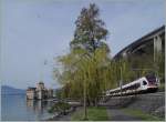 Die Bahn beim Château de Chillon aus einer etwas anderen Sicht, wobei der die Bäume an der Uferpromenade doch etwas sehr das Bild bestimmen.