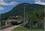 Eine MOB GDe 4/4 überqueert mit ihrem  Belle Epoque  Zug die Autobahn A 9 bei Châtelard VD.