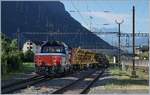 Die SBB Cargo Eem  923 023-6 rangiert in Villeneuve mit Weichen beladene Wagen.