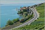 W�hrend der IR 1721 dem Wallis zustrebt, verl�sst das CGN Dampfschiff  La Suisse  Rivaz/St-Saphorin Richtung Lausanne.