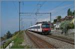 Ein  Domino  als S 21 12935 von Lausanne nach Payerne bei der Durchfahrt in Grandvaux.