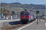 Die SBB Re 6/6 11621 (Re 620 021-6)  Taverne Toricella  ist mit dem leeren Spaghetti Zug auf dem Weg in Richtung Vallorbe und passiert gerade den im Umbau befindlichen Bahnhof von Cully.