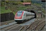 Ein ICN verlässt beim Bahnhof von Wassen die  Mittlere Entschigtal-Galerie .