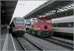 Da setzt man sich gem�tlich zur Mittagspause hin und dann f�hrt vor dem Fenster eine Re 4/4 II vorbei die soweit ersichtlich eine mit unbekannte Fracht bef�rdert.
