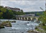 - Am Rheinfall - W�hrend man oben im Schloss Laufen die Ritterr�stung holen kann, f�hrt unten ein Thurbo Doppeleinheit GTW RABe 526 �ber den Rheinfall in Richtung Winterthur.