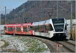 Ein  Thurbo  und ein roter (ex RM) GTW RABe 2/8 erreichen als Reginalzug 7319 nach Biel/Bienne, von Moutier (Spitze) und La Chaux-de-Fonds (Schluss) kommend, La Heutte.