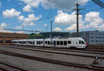 Der vierteilige STADLER Flirt RABe 527 191-6 „Jo Siffert“ ist am 28.05.2012 vor dem Depot in Bulle abgestellt.