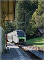 Der BLS MIKA RABe 528 121 erreicht die Haltestelle Enge im Simmental. Der Zug ist von Zweisimmen nach Bern unterwegs und hält hier nur auf Verlangen. 

7. Oktober 2023